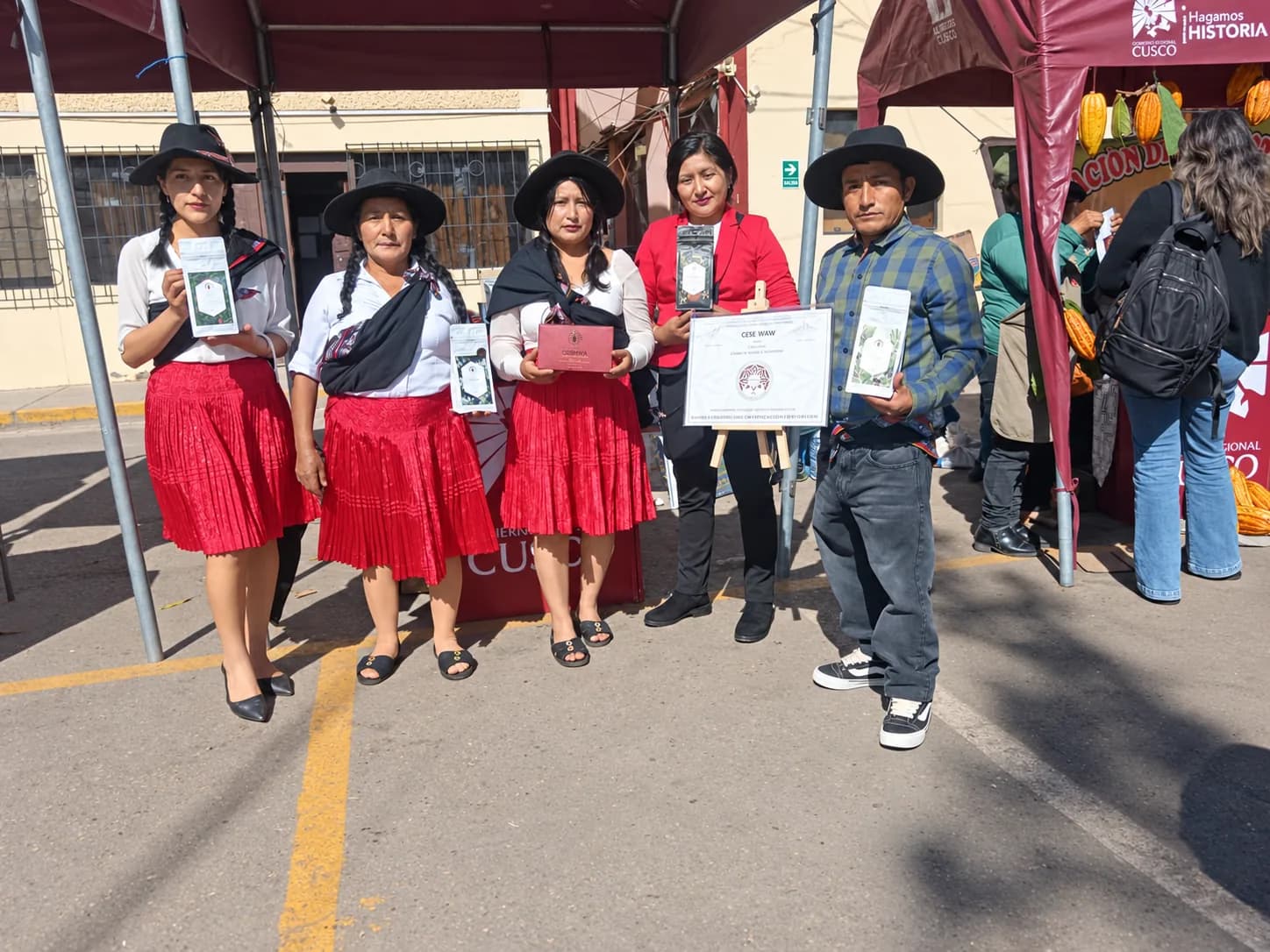 Representantes de Warminka participando en una feria regional